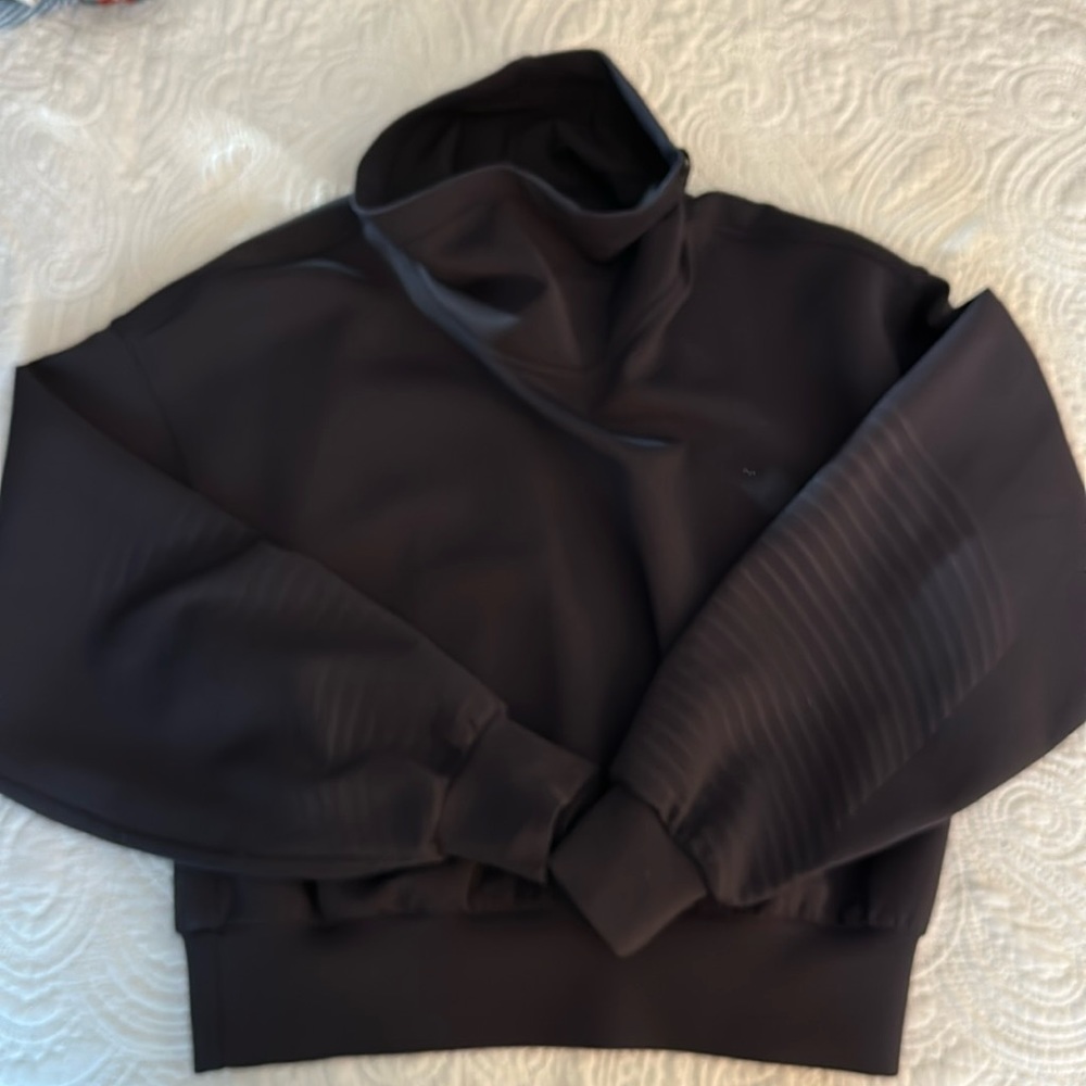 Lululemon pullover size 6
